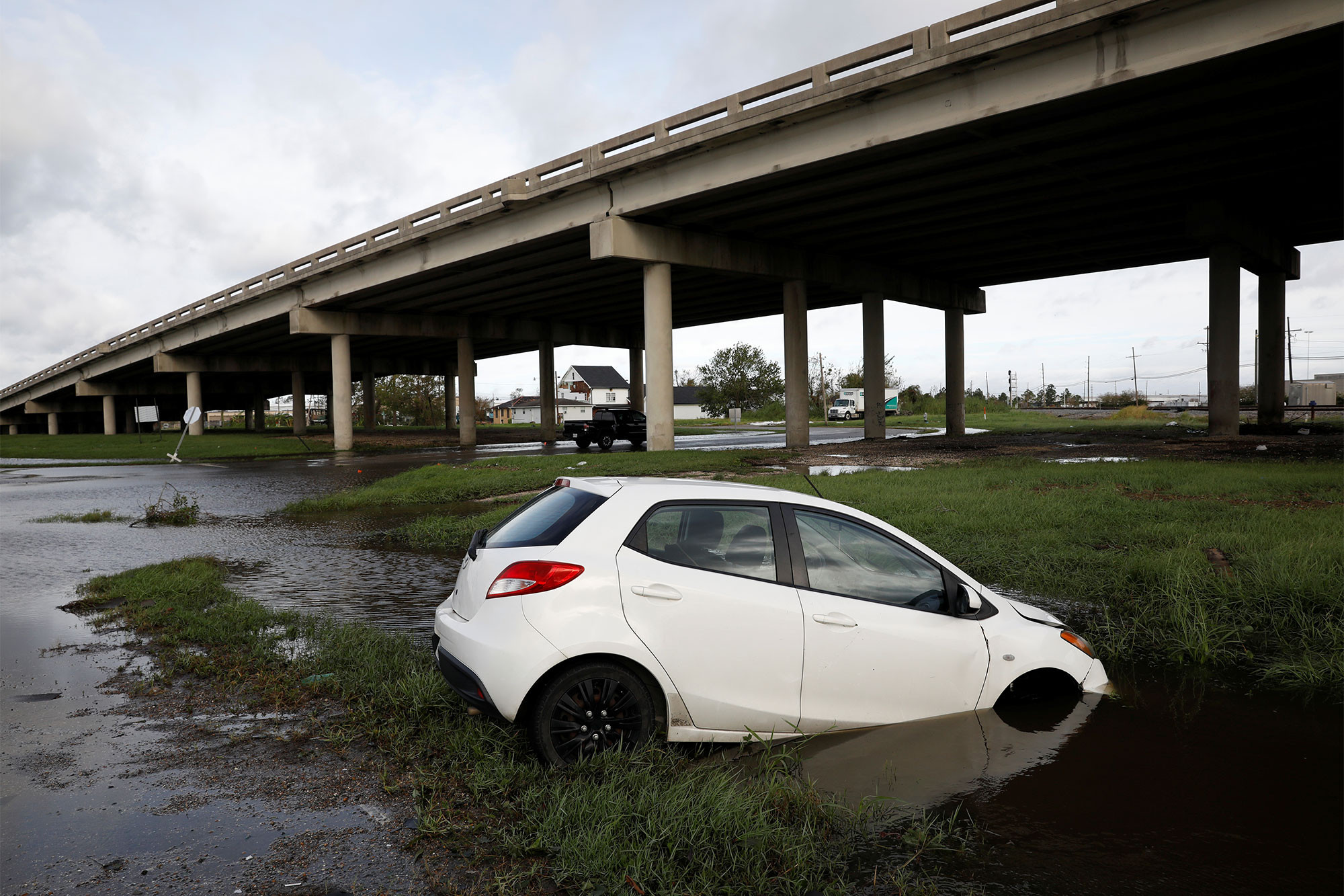 Estragos de Ida: Arrastrado por las inundaciones, hombre murió ahogado dentro de su vehículo en Louisiana