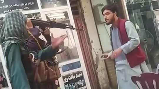 Talibanes amenazaron a un hombre con un rifle por escuchar música mientras caminaba por la calle (VIDEO)