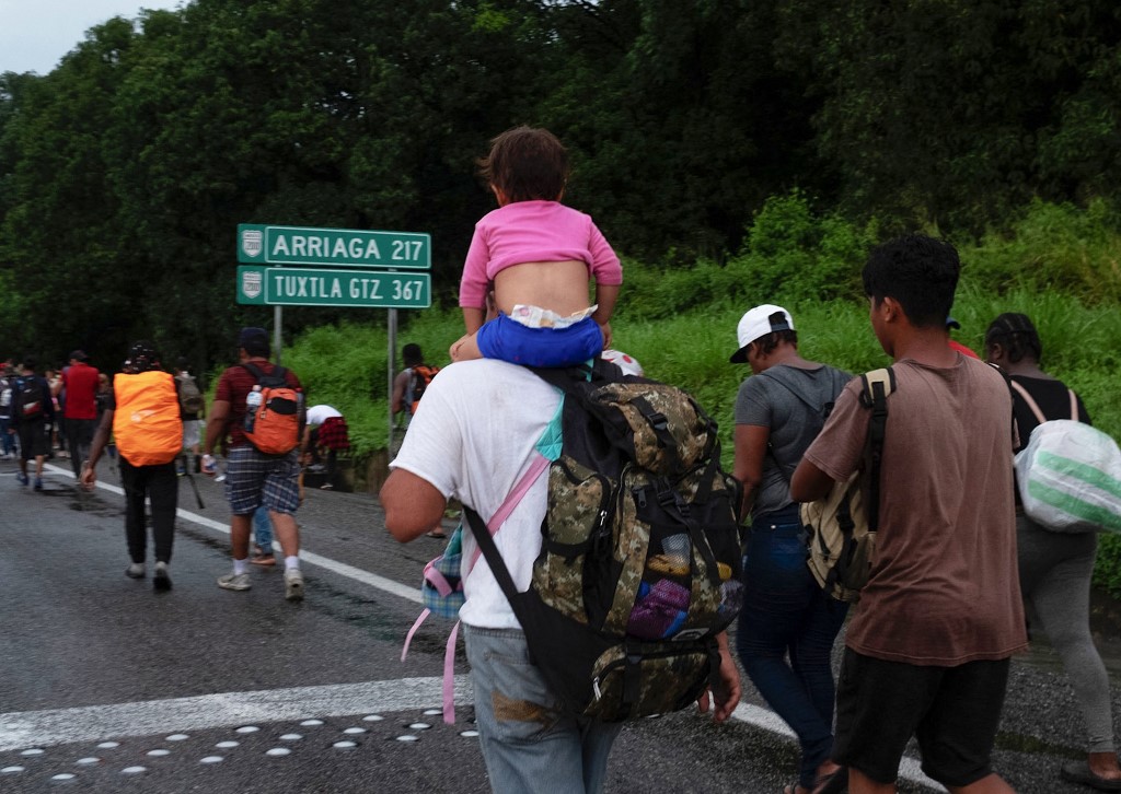 México impide el paso de caravana de migrantes centroamericanos y venezolanos (FOTOS)