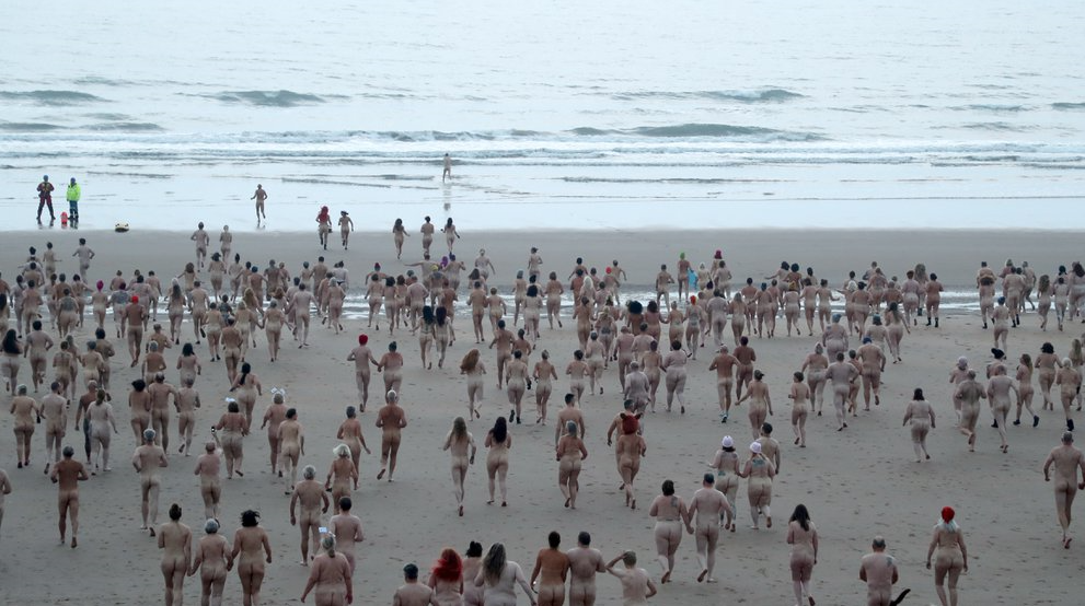 Cientos de personas se unieron al amanecer para recibir el equinoccio de otoño y nadar desnudos en Reino Unido (FOTOS)