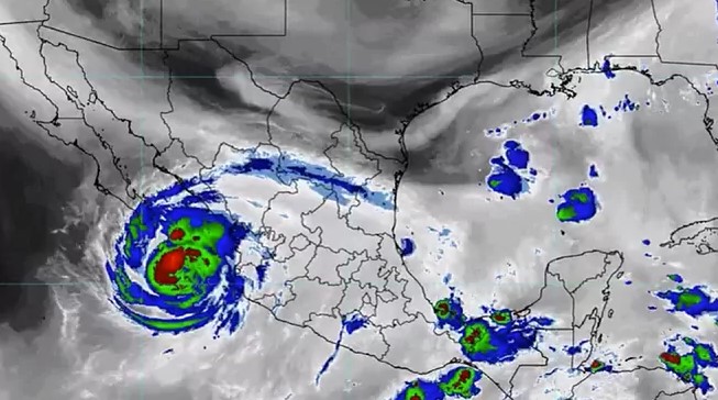 Huracán Olaf bordea noroeste de México desatando lluvias y oleaje