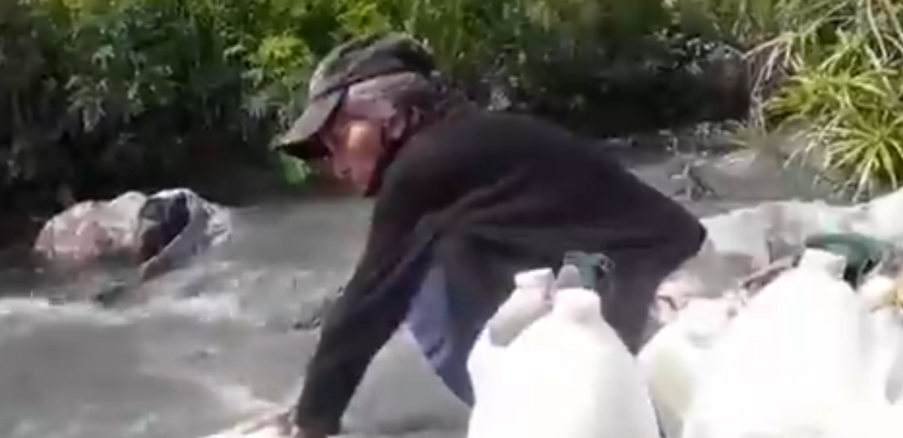 Escasez de agua obliga a una anciana a cargar agua del río Turbio en Lara (Video)