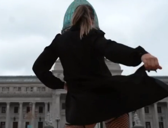Denunciaron a la candidata que bailó en lencería frente al Congreso argentino