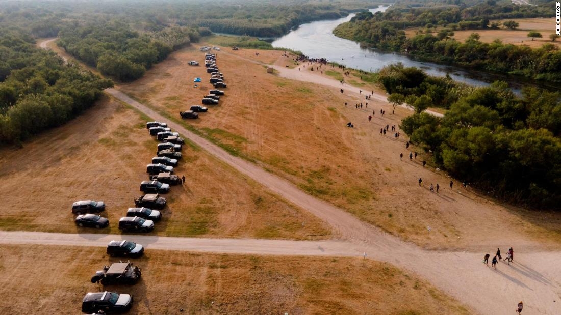 “Barrera de acero”, la desesperada medida que aprobó el gobernador de Texas para disuadir a los migrantes