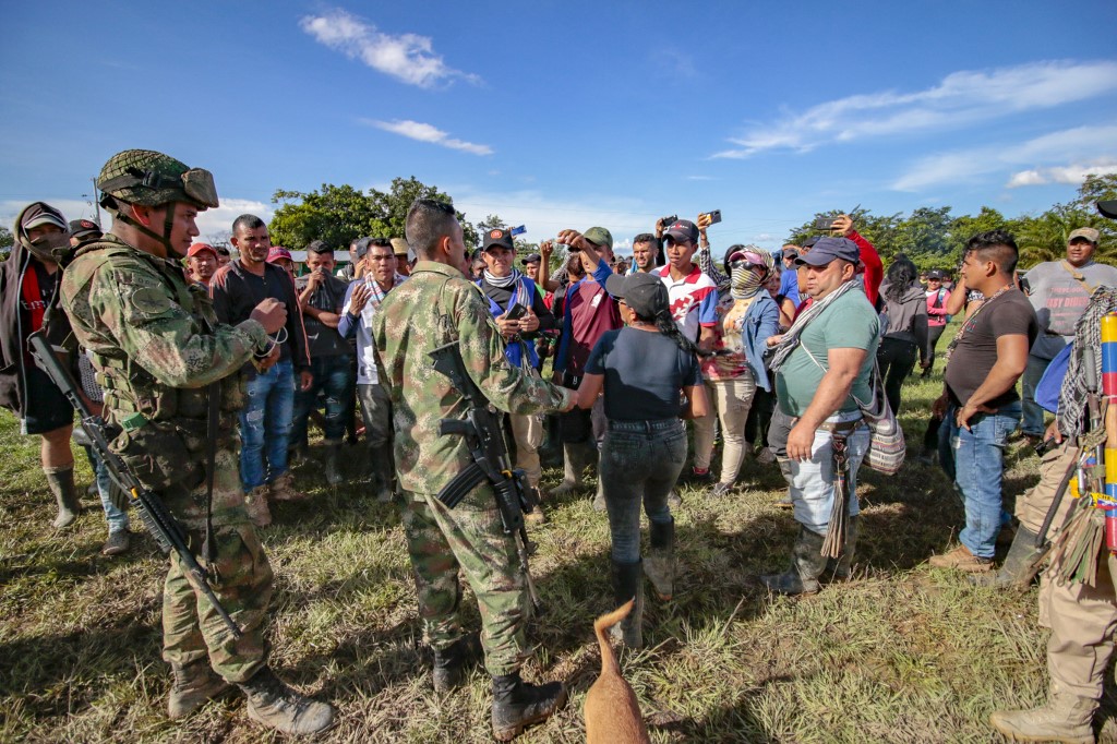 Cocaleros liberaron a 180 militares que habían retenido en frontera con Venezuela