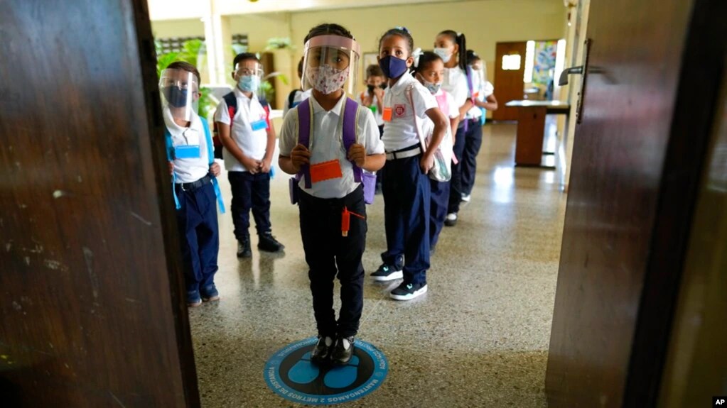 ¿Cuál es la posición de especialistas respecto a la vacunación de niños en Venezuela?