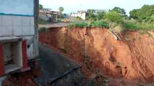 ALARMA en San Félix por un enorme cráter que amenaza con llevarse viviendas en Los Alacranes (FOTOS)