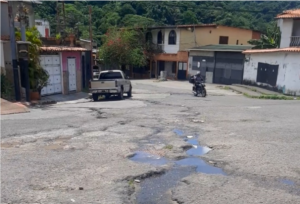 Mientras los grifos están secos, botes de agua “se comen” la carretera del pasaje Chucurí en San Cristóbal (FOTOS)