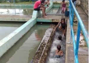 ¡ALERTA! Escasez de agua llevó a habitantes de Guárico a bañarse en planta de tratamiento