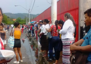 ¡No hay gasolina! Más de dos horas deben esperar para trasladarse habitantes de zona rural de Puerto La Cruz