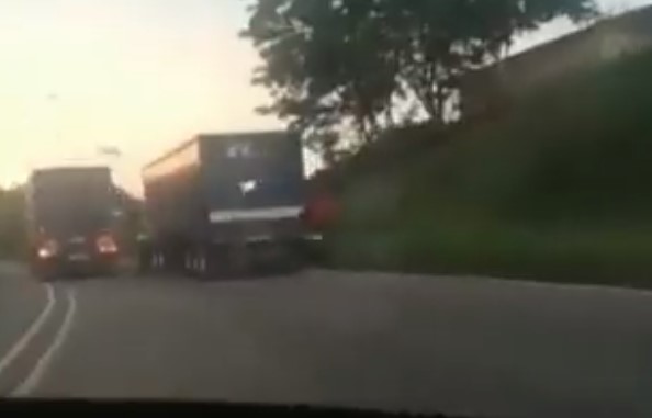 Delincuentes aplicaron peligrosa estrategia para robar camiones de comida en la autopista Lara-Zulia (VIDEO)