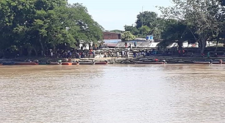 Cierran el paso de canoas en el río Arauca