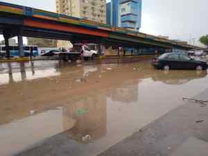 Aguaceros dejaron en evidencia el pésimo drenaje de las calles en Puerto La Cruz (FOTOS)