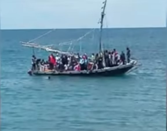 Detienen a varios haitianos tras desembarcar en una playa de Florida
