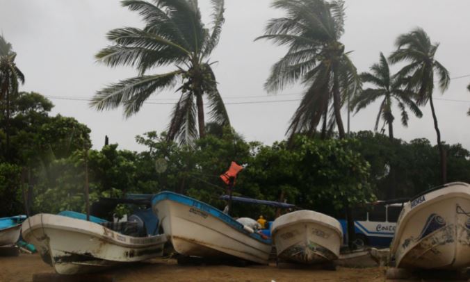 Huracán Rick se degradó a tormenta tropical en territorio de México