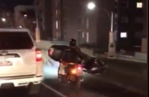 Imprudente se puso a jugar “jenga” con dos motos en la autopista Francisco Fajardo (VIDEO)