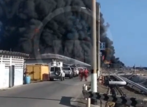 EN IMÁGENES: Alarma en Puerto Cabello por terrible incendio en la refinería El Palito #13Nov