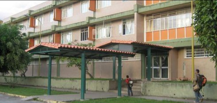 Fernando Andrade: Filtraciones dañan paredes y techos del Hospital “Dr. Carlos Roa Moreno”