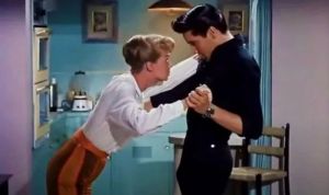 Elvis Presley se “emocionó” durante una escena de baile en la película “Girls Girls Girls”… y nunca la corrigieron (VIDEO)