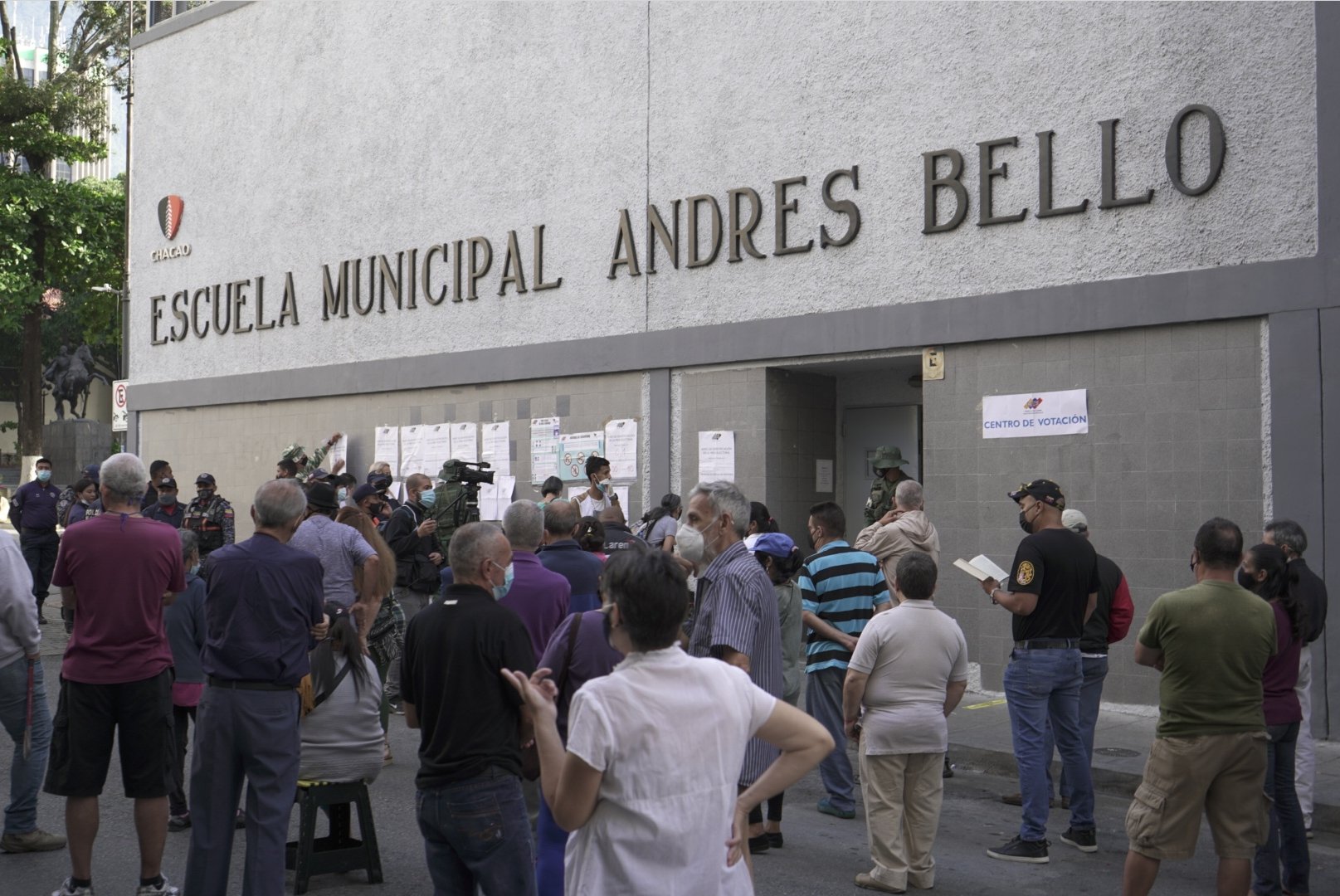 Dgcim obligó a periodistas a borrar material grabado en la escuela Andrés Bello en Chacao