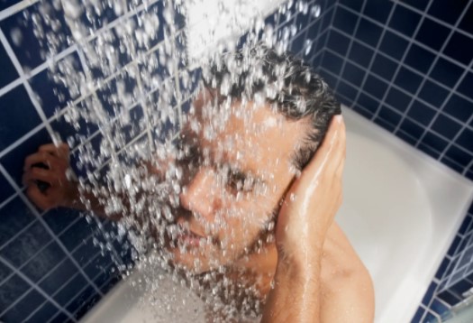 Razones por las que nunca debes bañarte con agua caliente