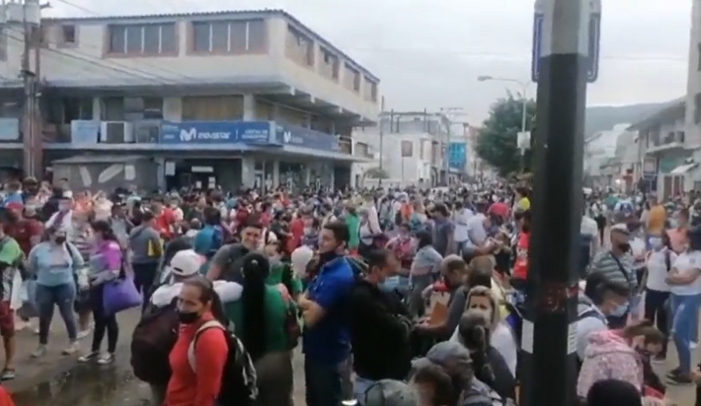 En la frontera de Táchira, un mar de personas esperan que abran el paso en el puente internacional Simón Bolívar #22Nov (VIDEO)