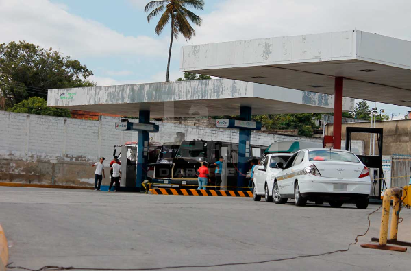 Conductores en Barquisimeto pagan hasta diez dólares para surtir gas en sus vehículos
