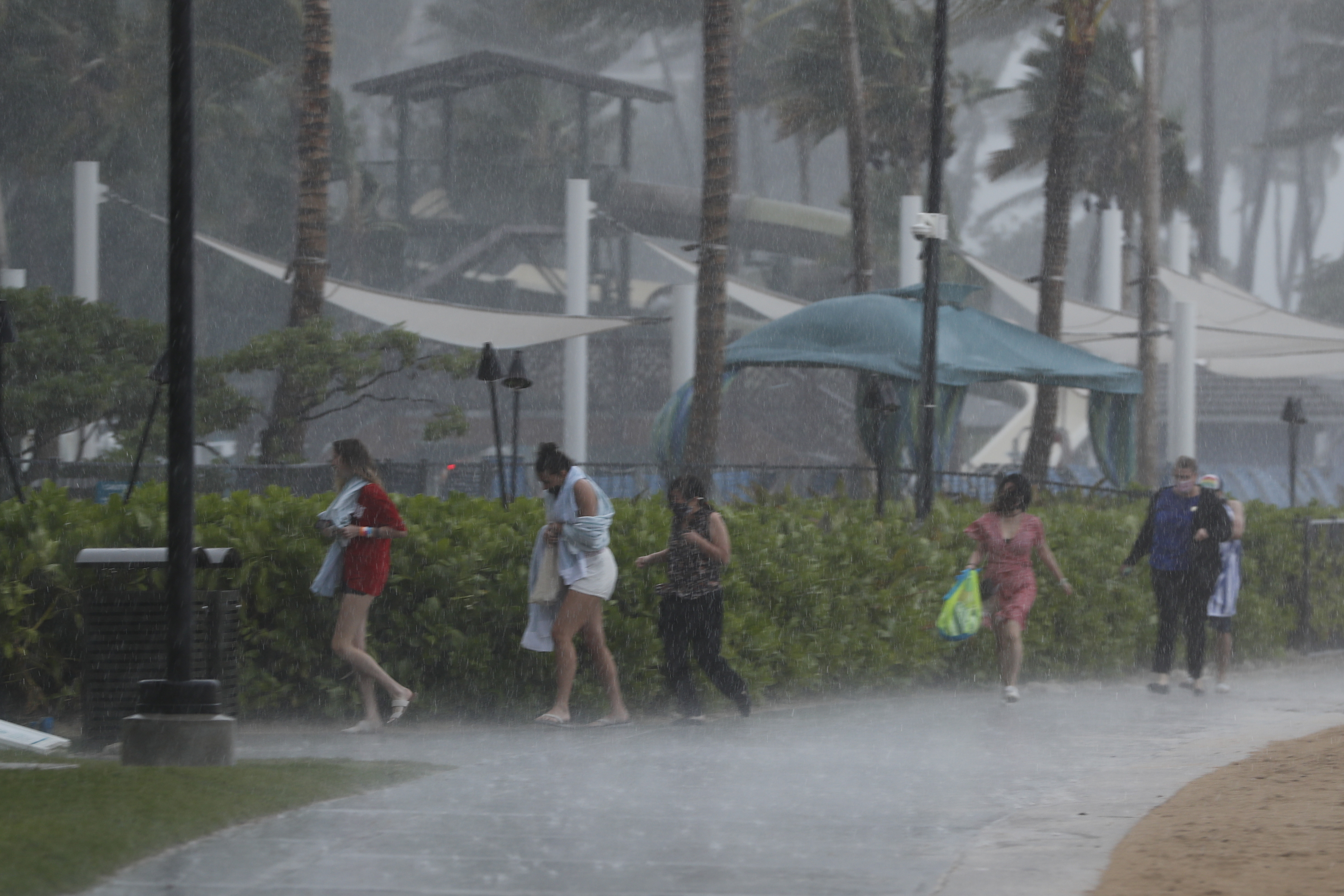 Peligrosa tormenta amenaza con causar estragos en Hawái