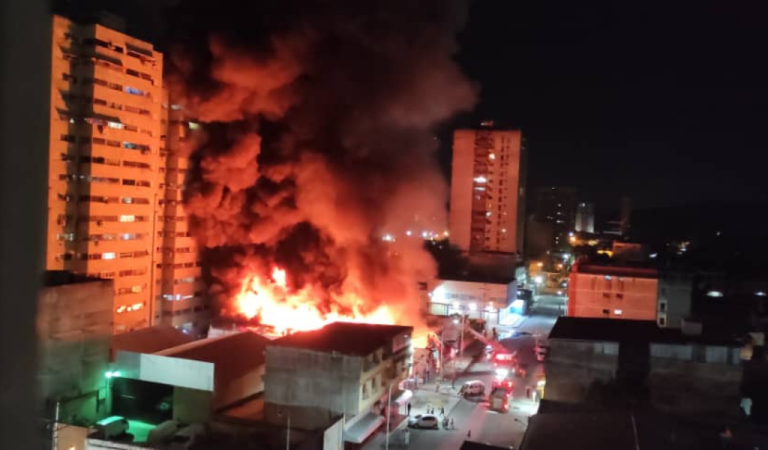 Se registró un incendio en una venta de víveres en Maracay (VIDEO)