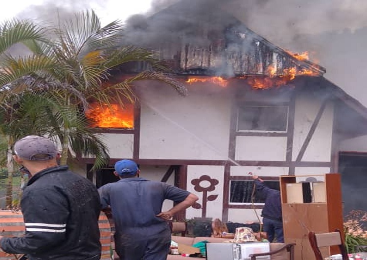 Explotó un calentador de agua y se incendió una panadería artesanal en El Jarillo