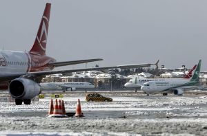 Inusual nevada obligó al cierre del aeropuerto de Estambul (FOTOS)