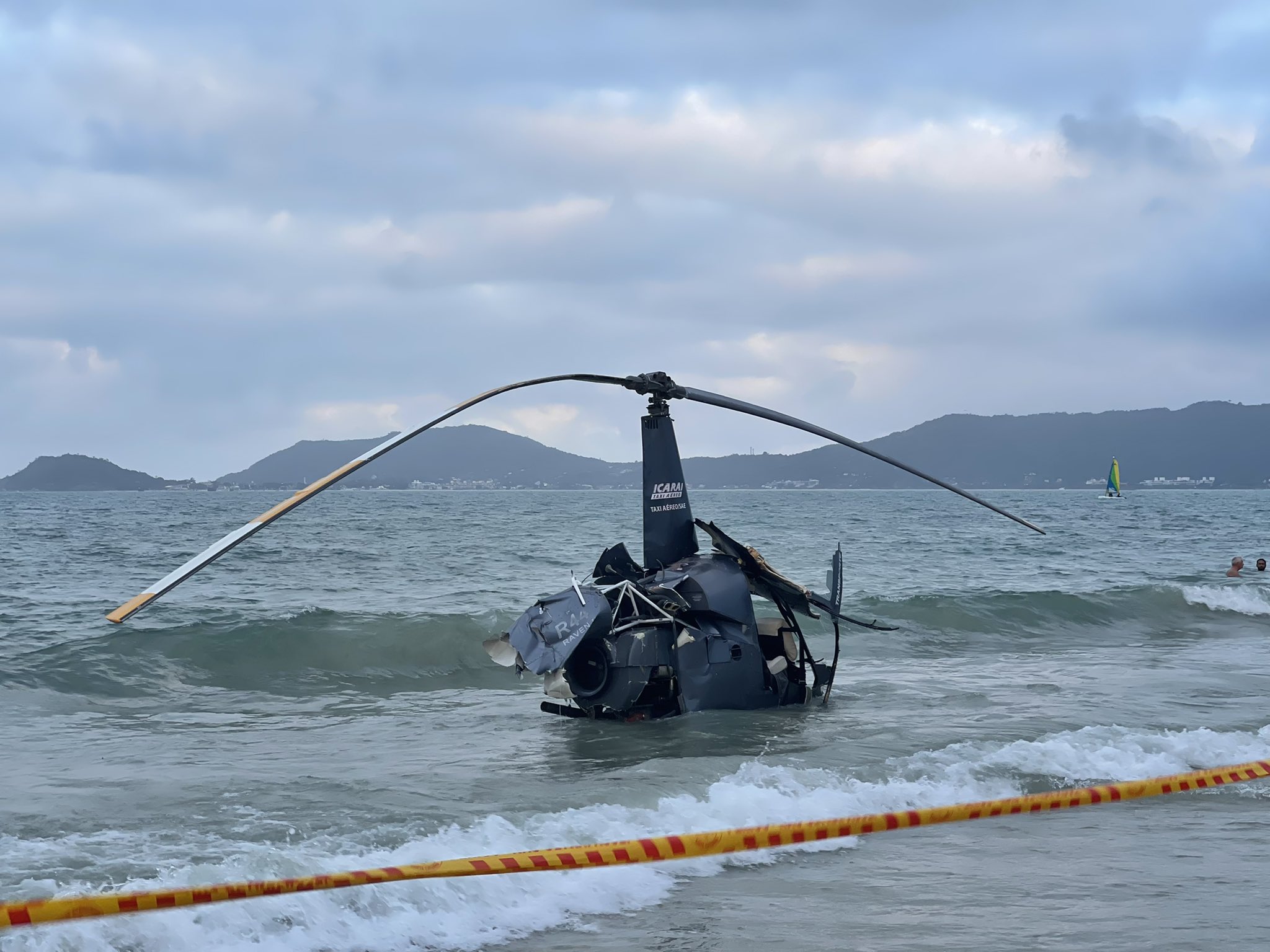 Helicóptero se estrelló en el mar, cerca de una playa en Brasil (Fotos y Videos)