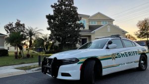 Apuñaló a un oficial en la cabeza al verse acorralado tras atacar a su madre en Florida