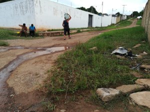 Fuga de agua potable “lava” las calles en Altagracia de Orituco, mientras los hogares viven una sequía (FOTOS)