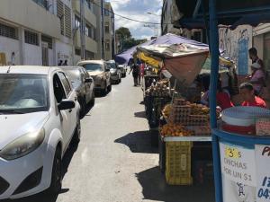 Reubicaron a buhoneros en la calle Mariño de Guárico, ahora están “amuñuñados” y corren peligro (FOTOS)
