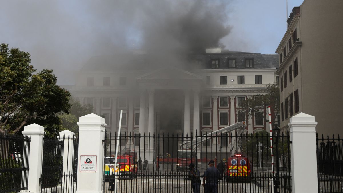 Un incendio afectó al edificio del Parlamento de Sudáfrica este #2Ene