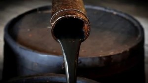 El petróleo alcanza un máximo en siete años por tensiones en la oferta y riesgos geopolíticos