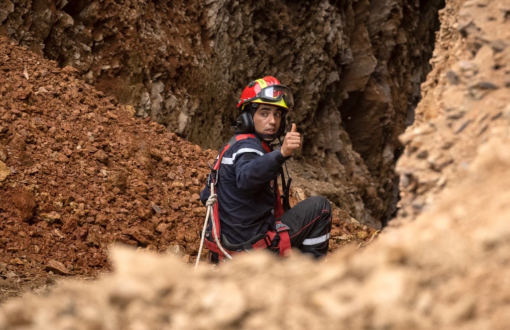 Rescatistas lograron sacar sin vida al pequeño Rayan del profundo pozo en Marruecos