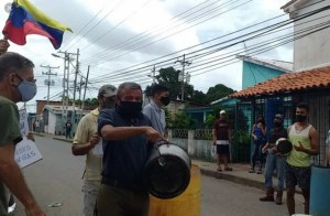 Hartos de cargar agua vecinos de La Manga en Maturín protestaron para exigir el servicio