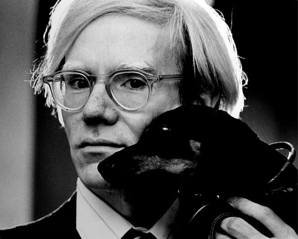 Andy Warhol, el artista que sobrevivió a un intento de asesinato y luego murió de la forma más absurda