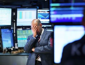 Wall Street cerró en rojo y a su nivel más bajo del año