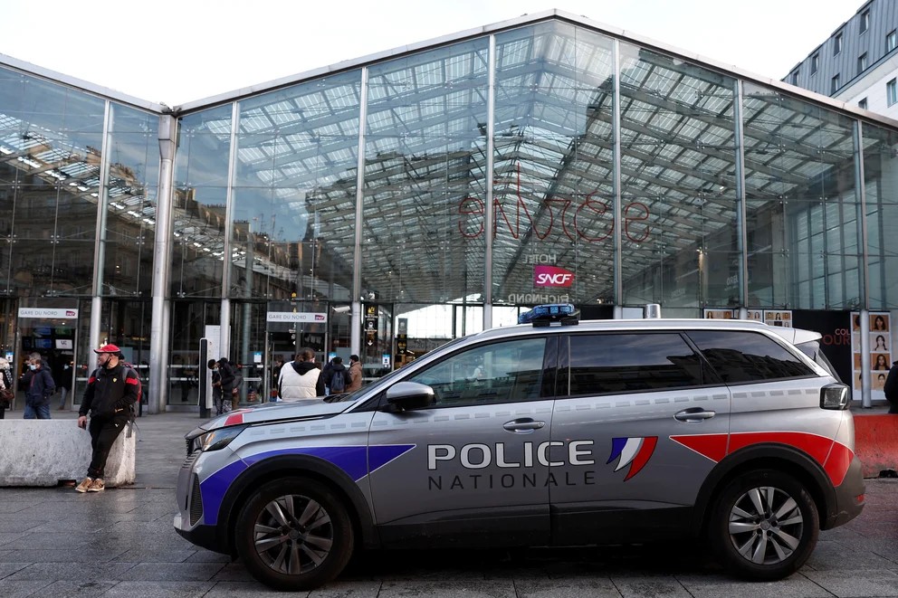 Horror en una estación de trenes de París: policías asesinaron a un hombre que amenazó con acuchillarlos