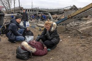 Aumenta el número de refugiados y la dificultad para que salgan de Ucrania, mientras se acentúan los ataques rusos