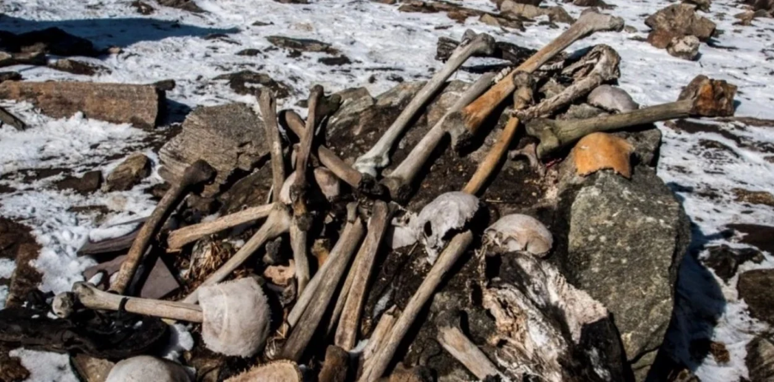 ¿Soldados o suicidio grupal? El lago helado en el Himalaya que escupe restos humanos una vez al año (Imágenes)