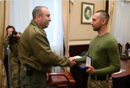 FOTO: Soldado que dijo “vete a la mi***” a un buque ruso… fue condecorado en Ucrania