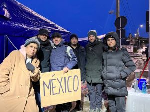 Un búnker, un grupo de WhatsApp y semanas sin dormir: así fue el escape de decenas de mexicanos en Ucrania