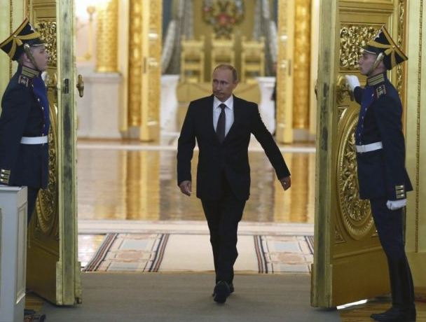 ¿Por qué Putin camina con el brazo derecho pegado al cuerpo?