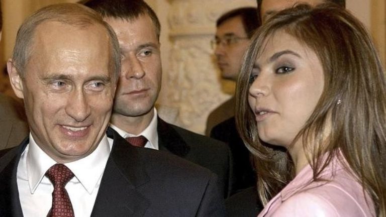 Exigen a las autoridades suizas extraditar a la supuesta amante de Putin y a sus hijos