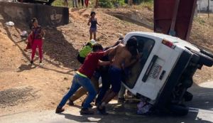 Minivan perdió el control tras un choque en Valencia este #21Mar (Videos)