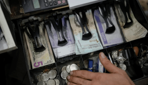 La moneda venezolana, reducida a casi la mitad tras un año de la reconversión